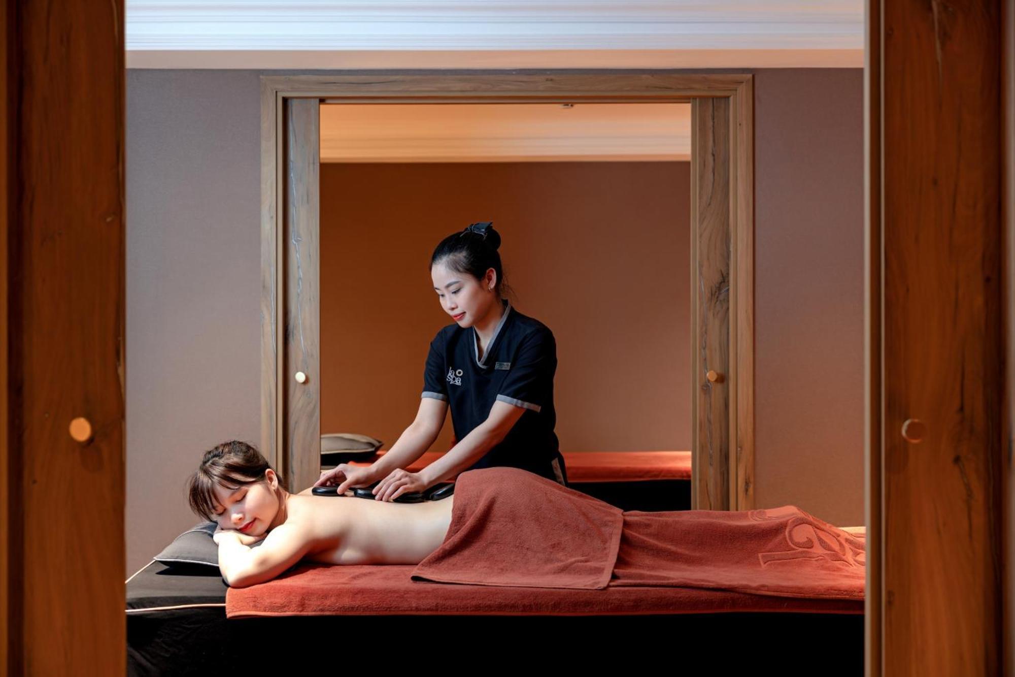 La Siesta Classic Hang Thung Ανόι Εξωτερικό φωτογραφία A woman receiving a massage