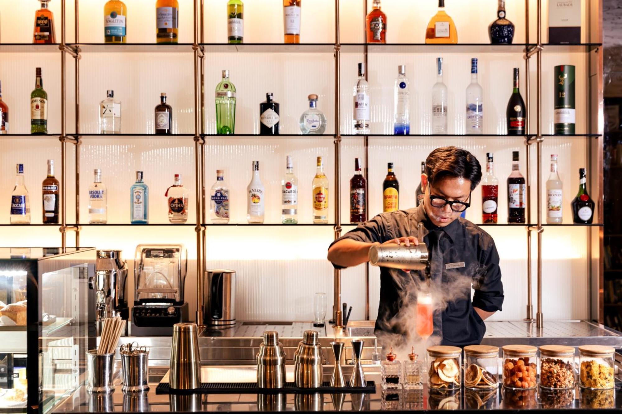 La Siesta Classic Hang Thung Ανόι Εξωτερικό φωτογραφία A bartender at work